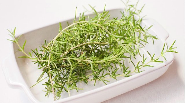 強い収れん効果で凸凹を引き締めます。抗菌性でニキビや肌荒れを防ぎます。
